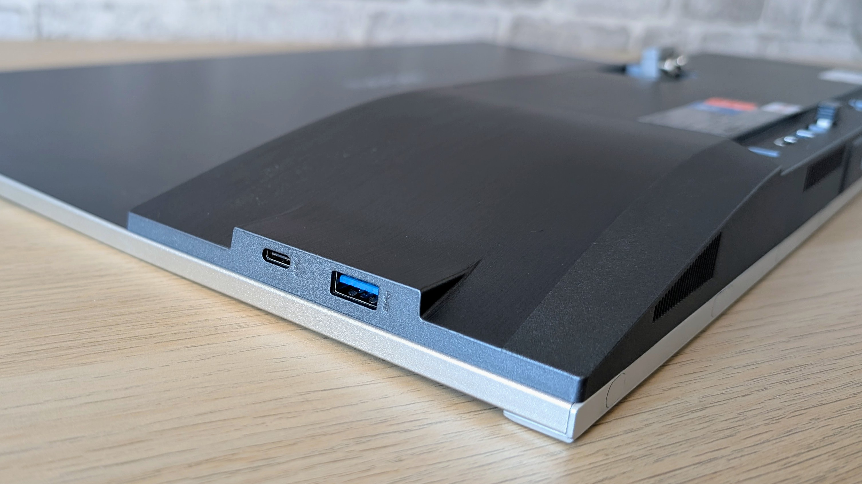The Medion Signium 27 S1 all-in-one PC on a desk