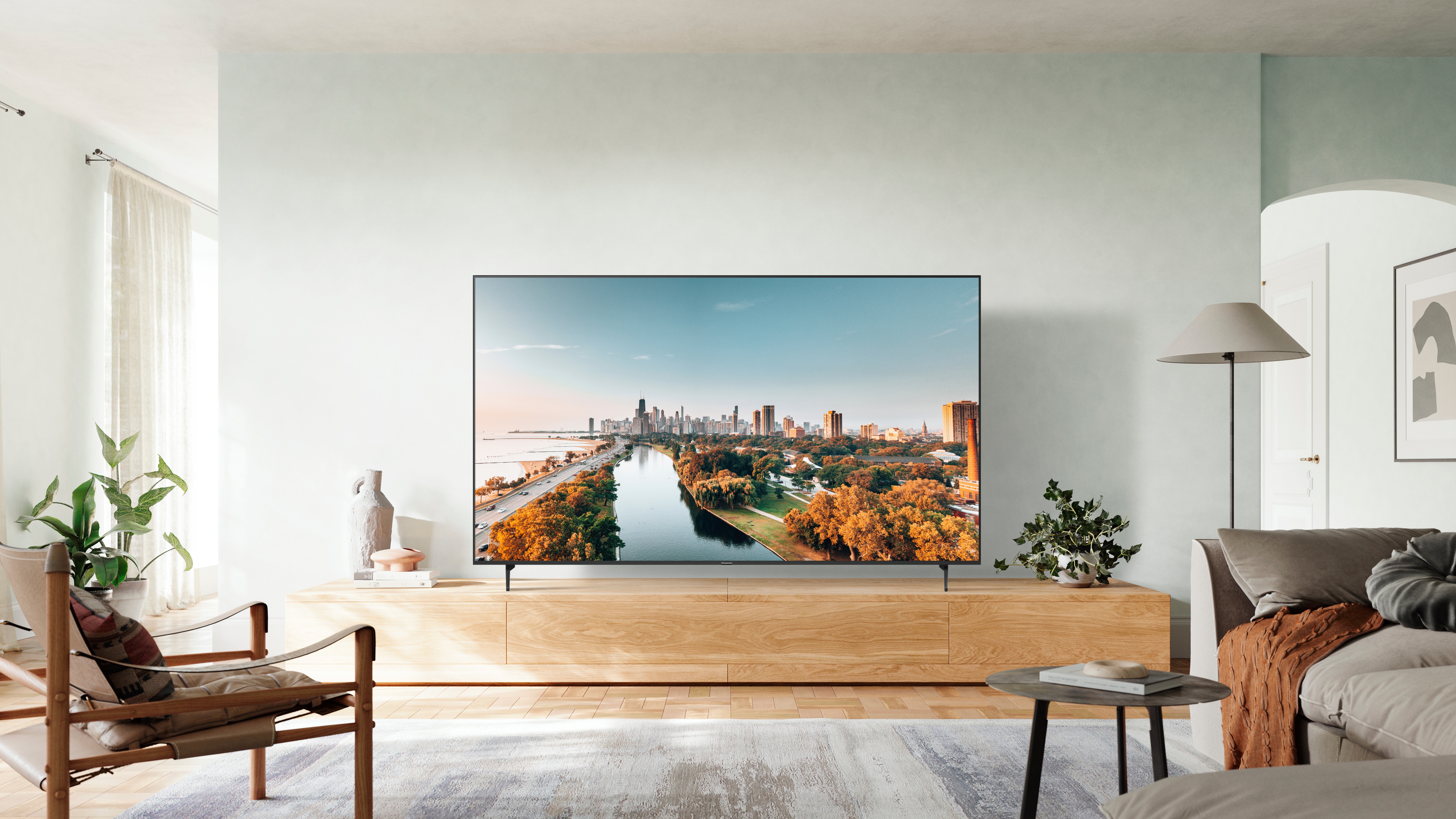 Foto de estilo de vida de Panasonic W70B que muestra el W70B en la pared de la sala de estar