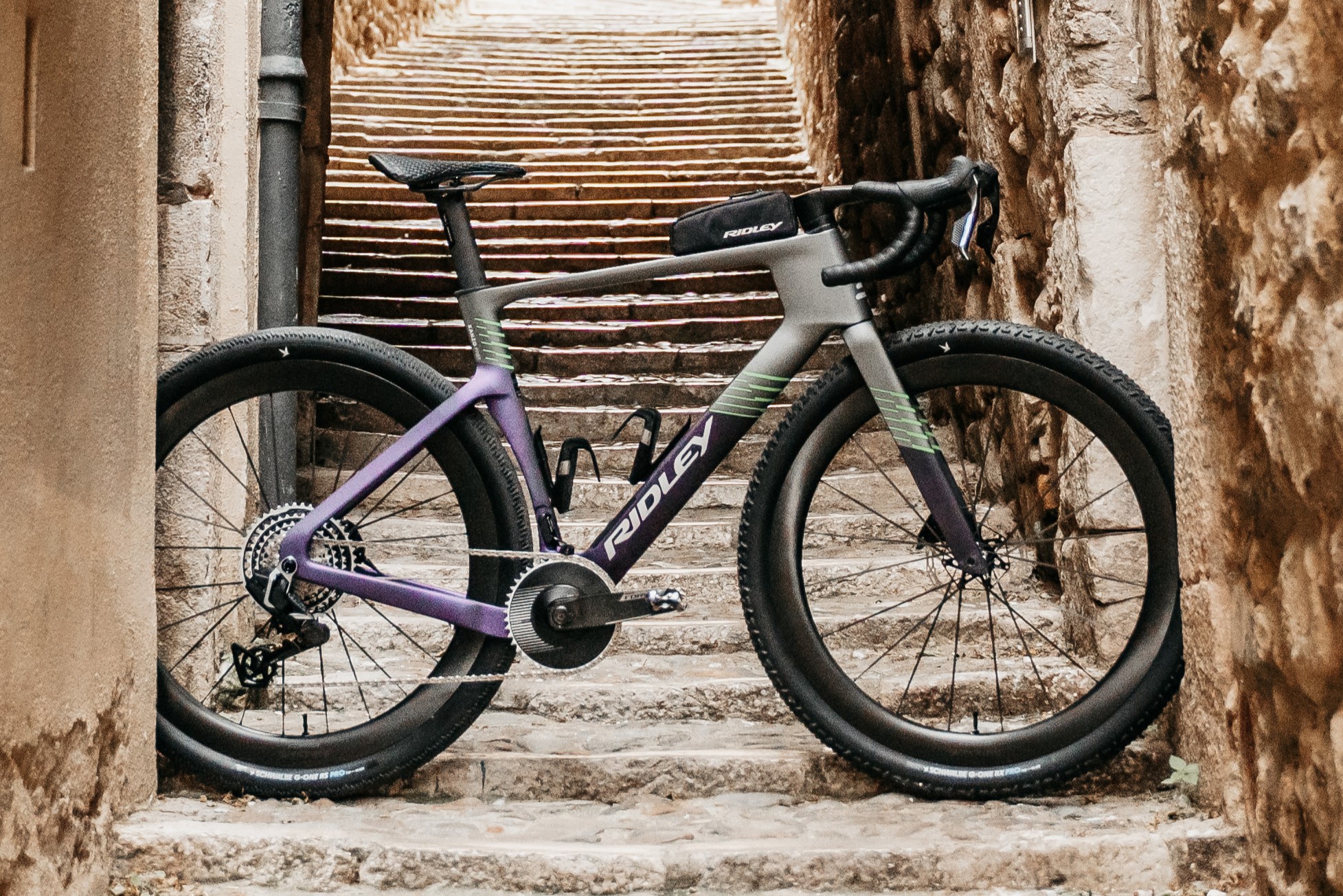 A Ridley Kanzo Fast 2.0 on a narrow cobbled street