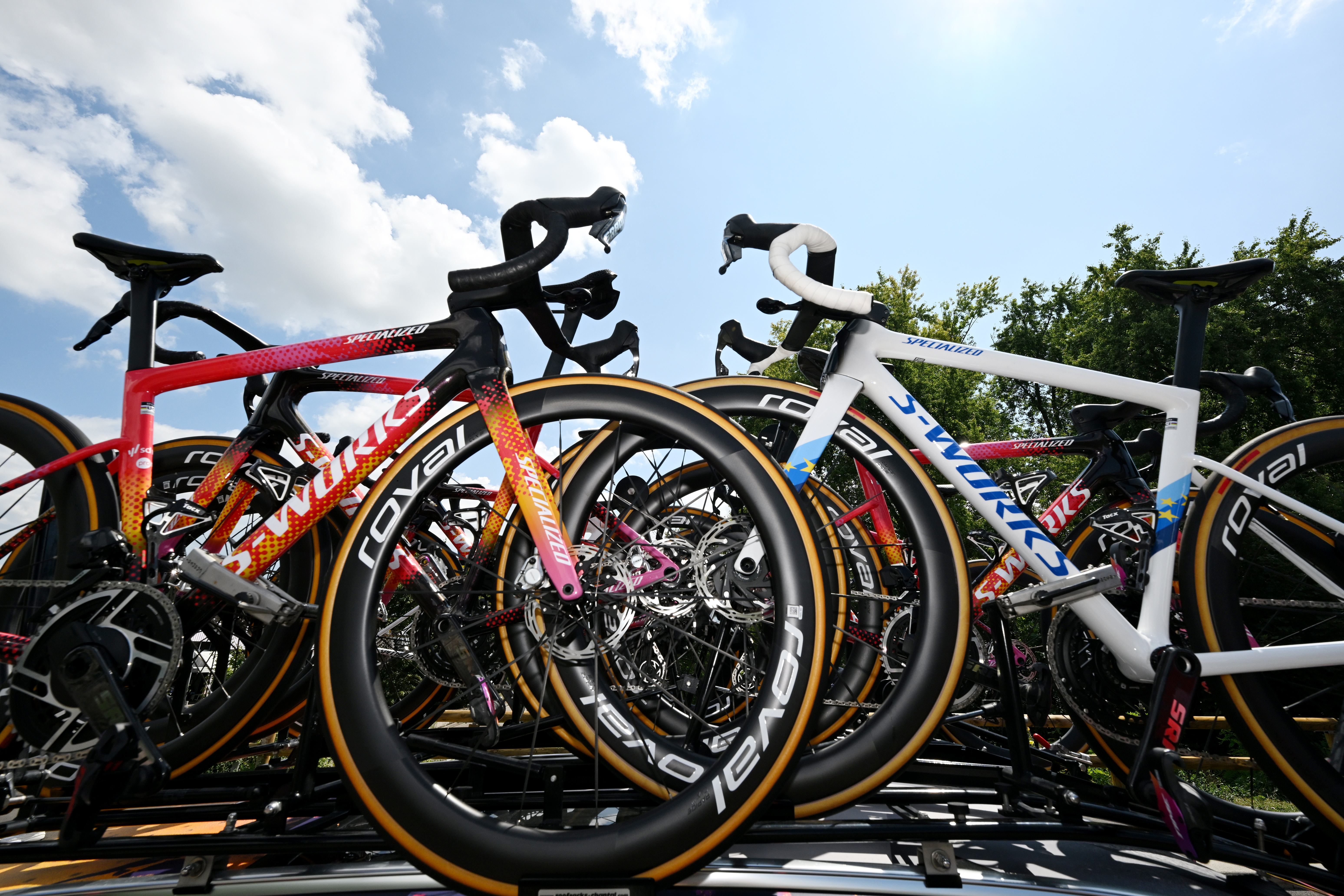 Specialized bikes on top of a SD-Worx Protime car