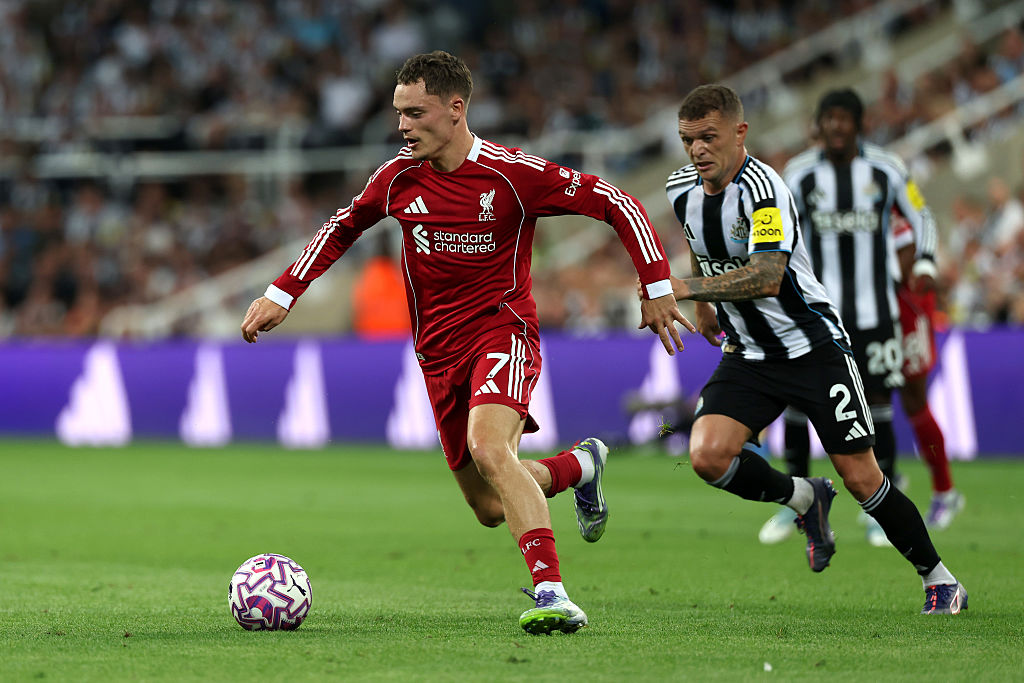 Florian Wirtz of Liverpool runs with the ball whilst under pressure from Kieran Trippier of Newcastle United during the Premier League match between Newcastle United and Liverpool at St James&#039; Park on August 25, 2025 in Newcastle upon Tyne, England