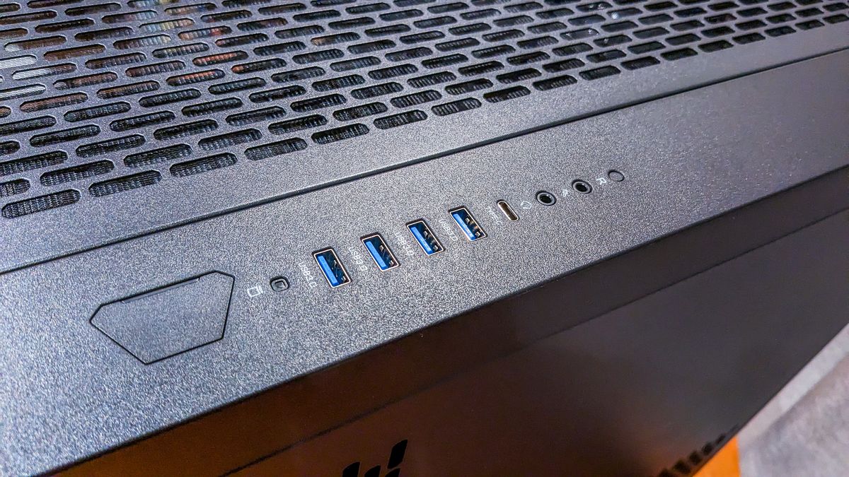 Thermaltake CTE C750 I/O ports