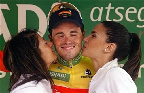 Samuel Sanchez (Euskaltel) gets a podium kiss