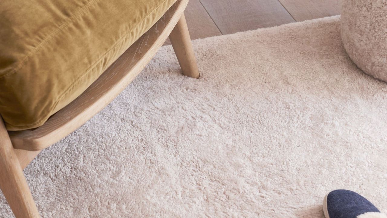 A deeply snuggly rug in soft New Zealand shearling.