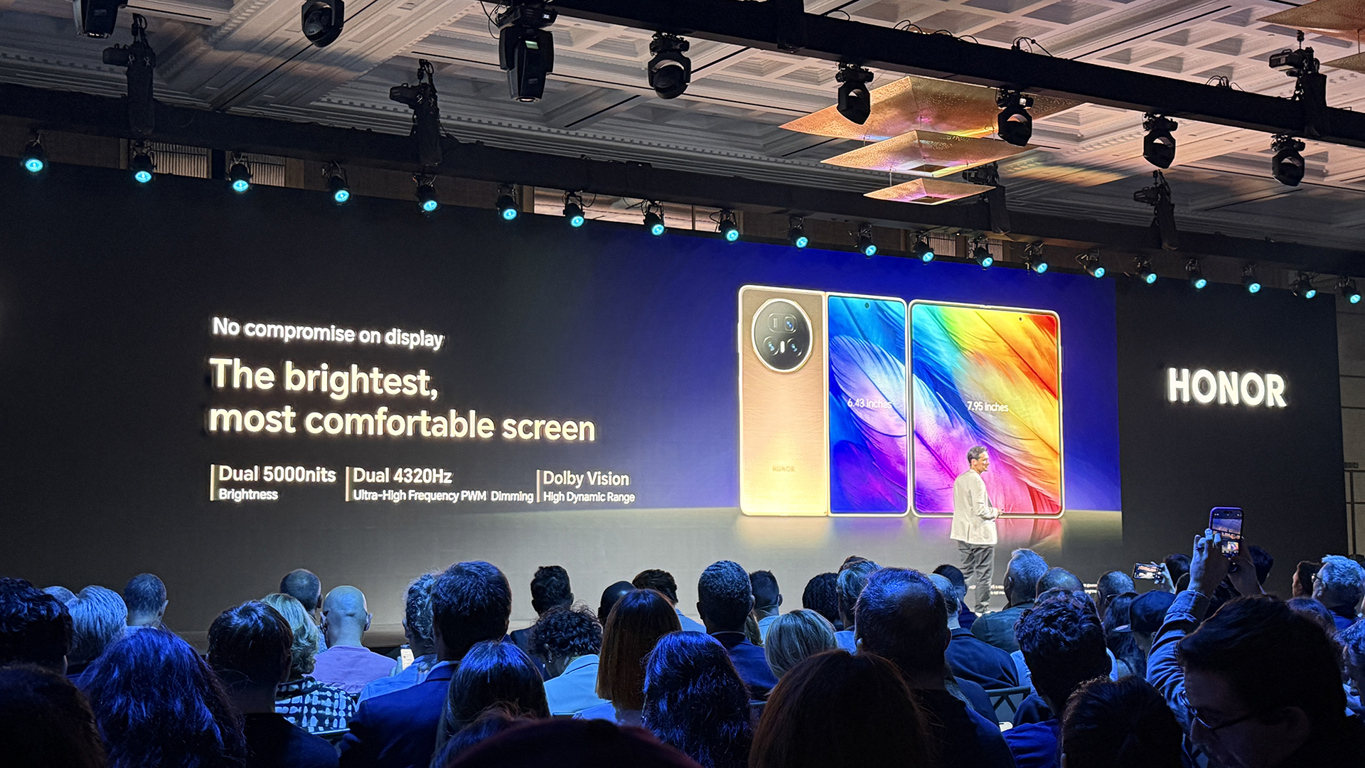 Various photos of the new foldable phone, the Honor Magic V5. 