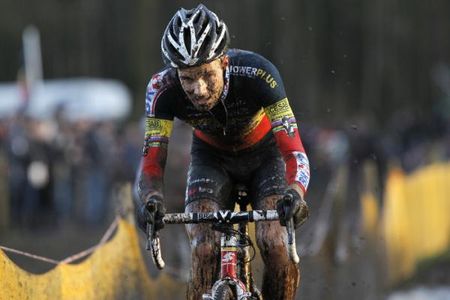Niels Albert (Bel) powering through the mud