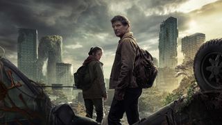 Bästa HBO Max-serier: Bella Ramsey och Pedro Pascal står bredvid varandra med en ödelagt storstad i bakgrunden i serien The Last of Us.