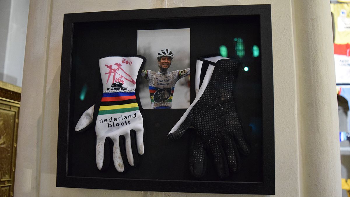 Marianne Vos' cyco-cross gloves with rainbow bands for the world champion