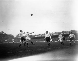 Tottenham in action against Manchester City in September 1913.