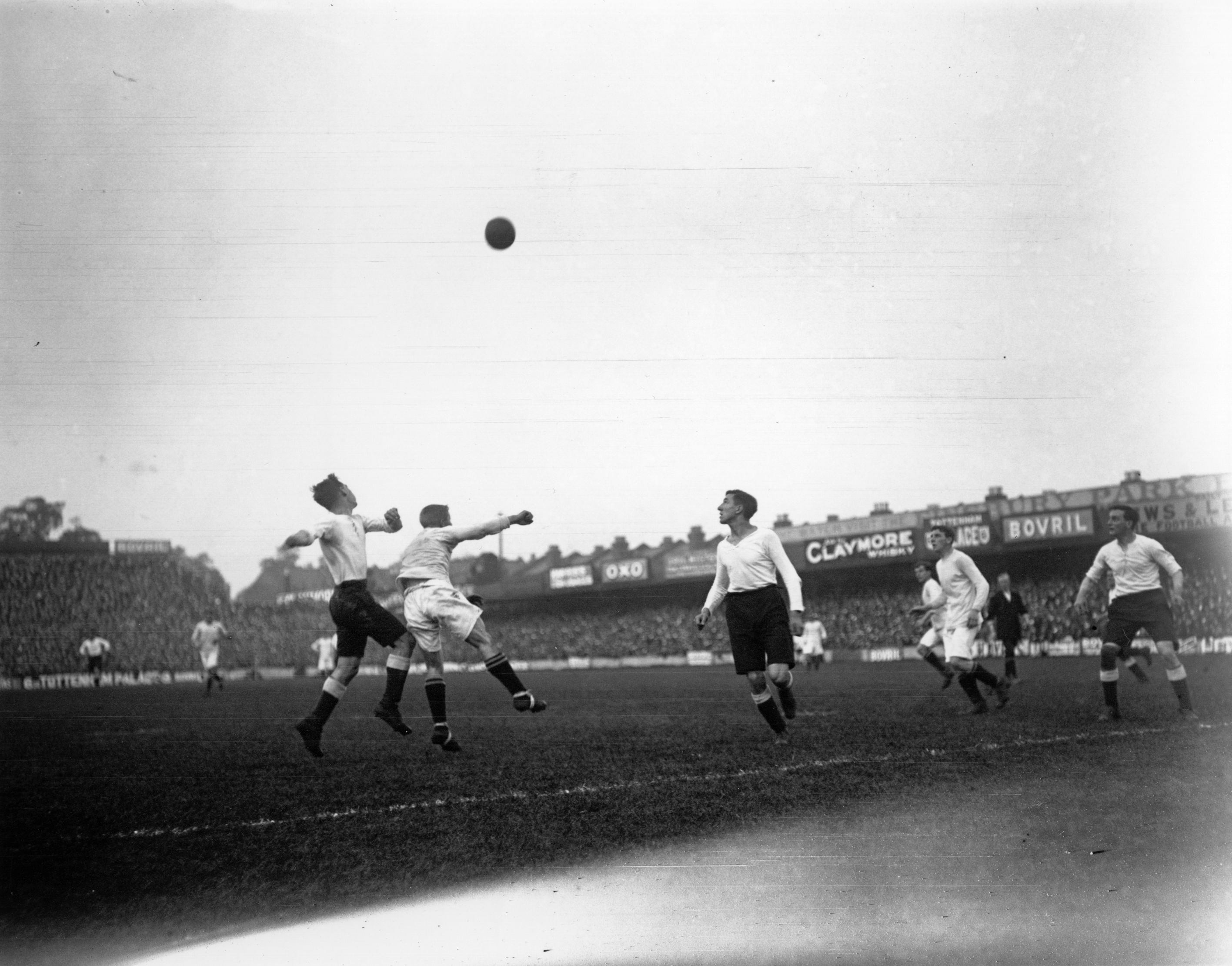 Tottenham in action against Manchester City in September 1913.