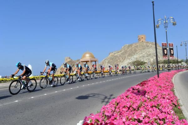 The peloton heads toward the finish in Oman