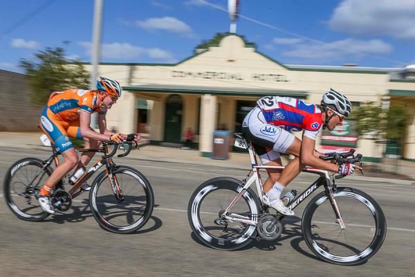 Harry Carpenter (SASI) leads Campbell Flakemore (Genesys) in the winning move of the stage
