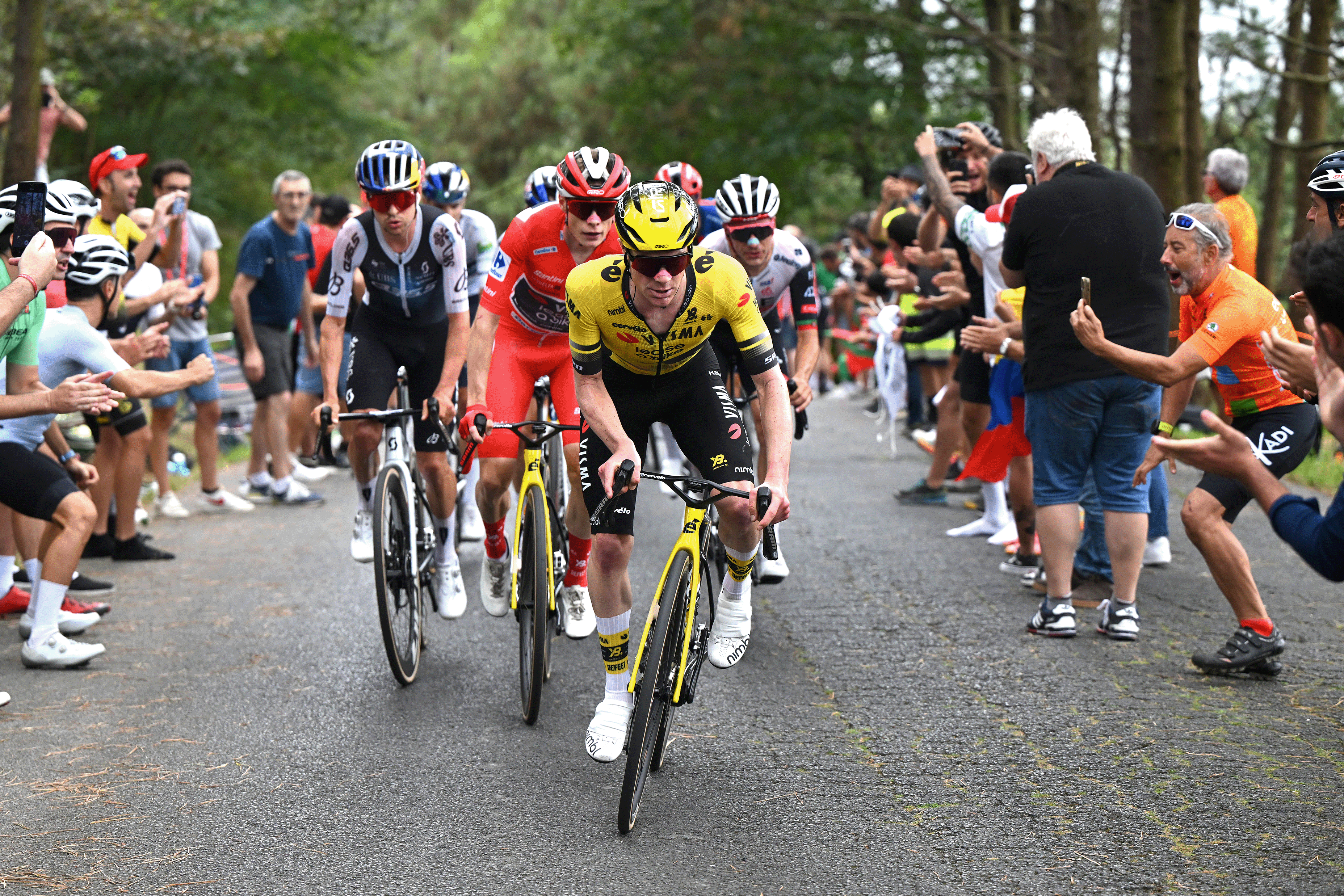 BILBAO, ESPANHA - 3 DE SETEMBRO: Ben Tulett da Grã-Bretanha e a equipe Visma | Lease a Bike lidera a separação durante La Vuelta - 80ª Volta à Espanha 2025, etapa 11, uma etapa de 157,4 km de Bilbao a Bilbao / #UCIWT / em 3 de setembro de 2025 em Bilbao, Espanha. (Foto de Dario Belingheri/Getty Images)
