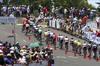 The men's peloton spent much of the race strung out due to the high speed set at the front.