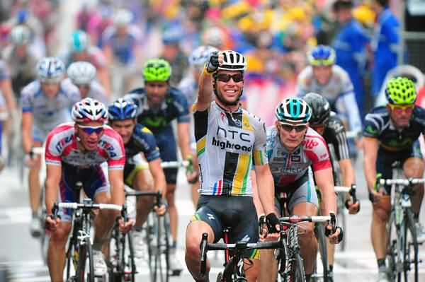 Mark Cavendish (HTC-Highroad) celebrates his third stage victory of the 2011 Tour.