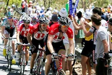 RadioShack work hard to keep Robbie McEwen in touch with the leaders.