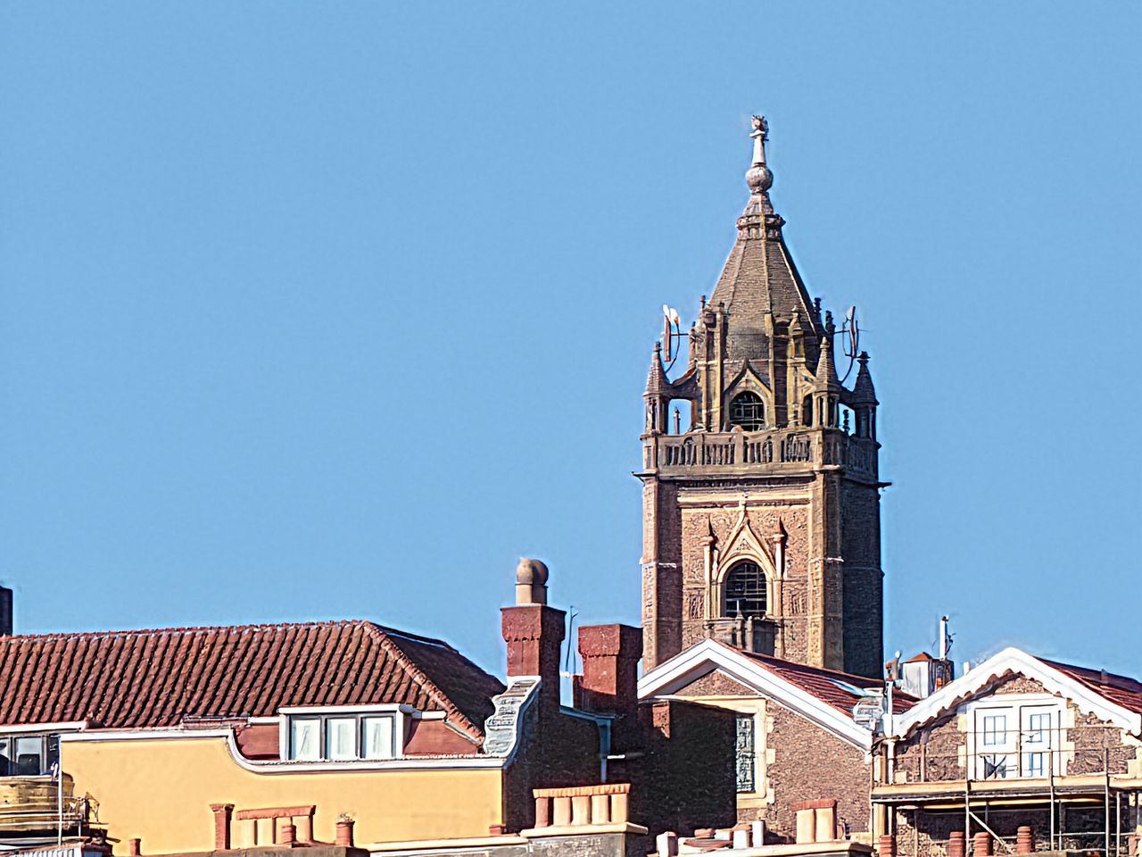 A shot taken on the Honor 400 Pro 50x zoom on a church building with AI assistance