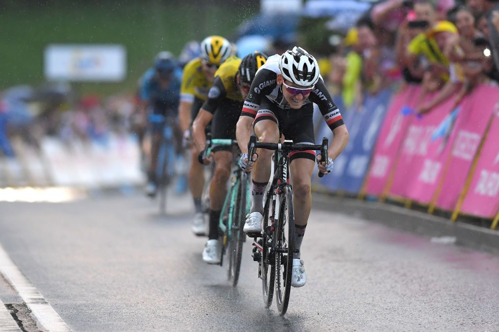 Sam Oomen (Team Sunweb) makes a big push