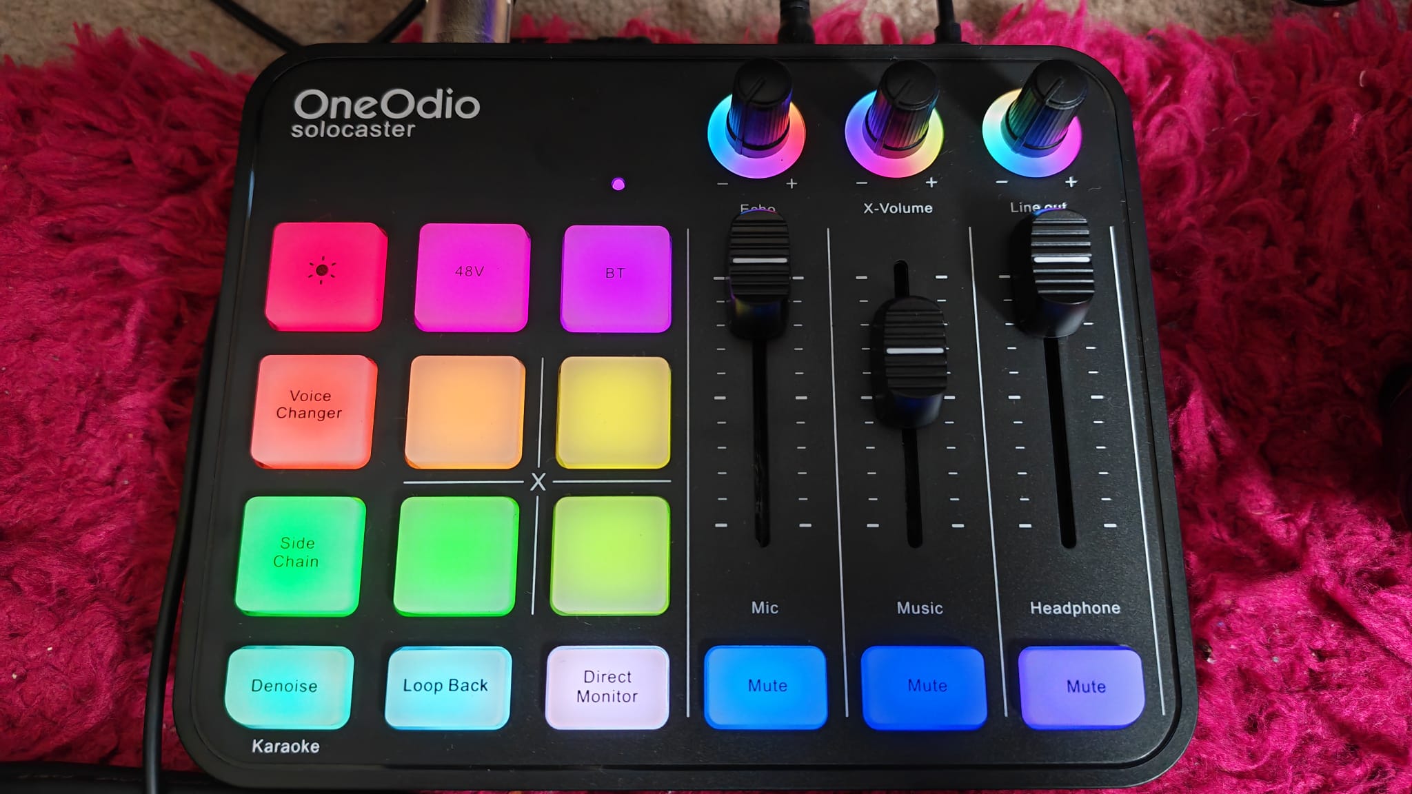 The OneOdio Solocaster sitting on a red rug