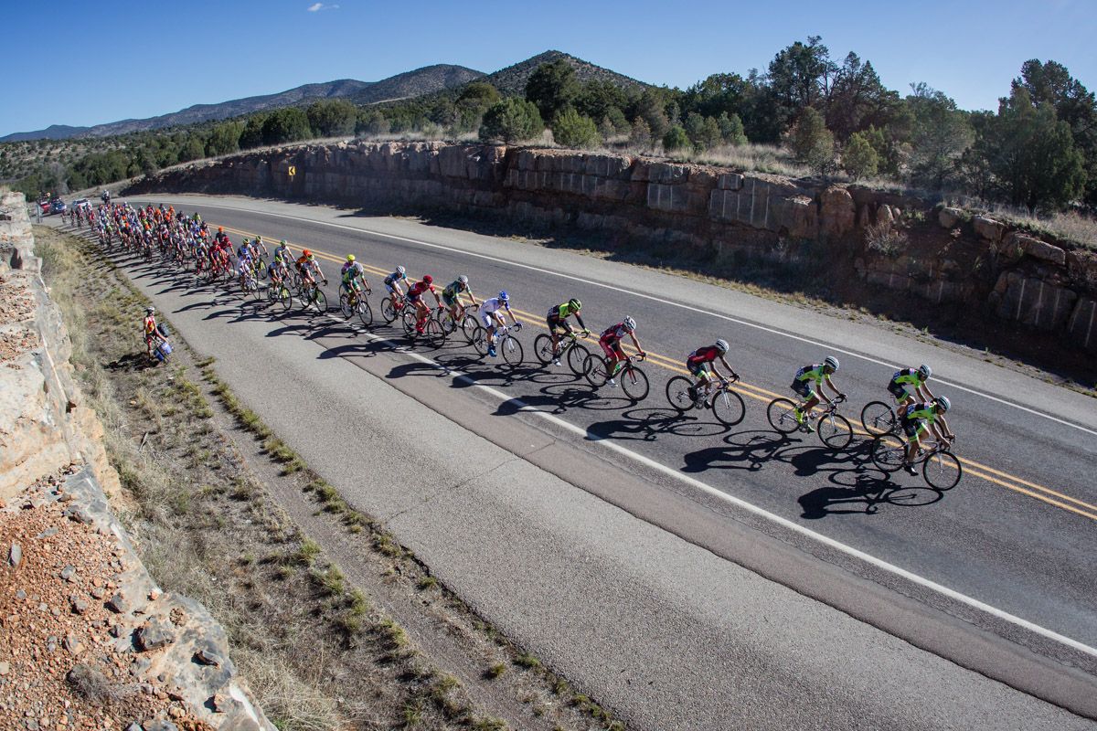 The field gets strung out during the chase