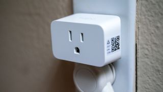TP-Link Tapo P125M smart plug displaying QR code on the side for connecting to Matter