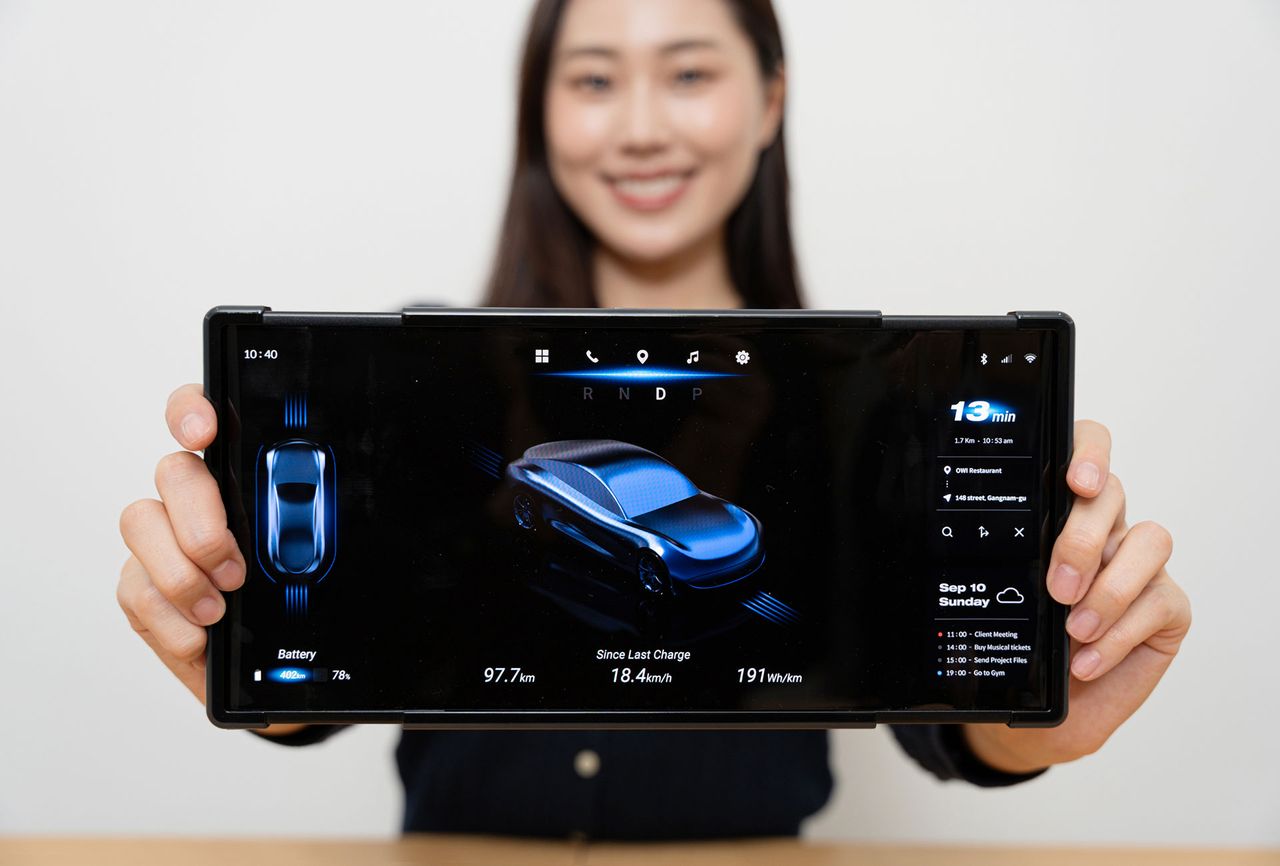 Samsung showcases foldable and rollable OLED displays