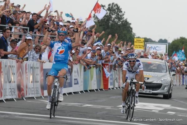 Thomas Voeckler (Bbox Bouygues Telecom) and the Vendee crowd celebrates a local winner