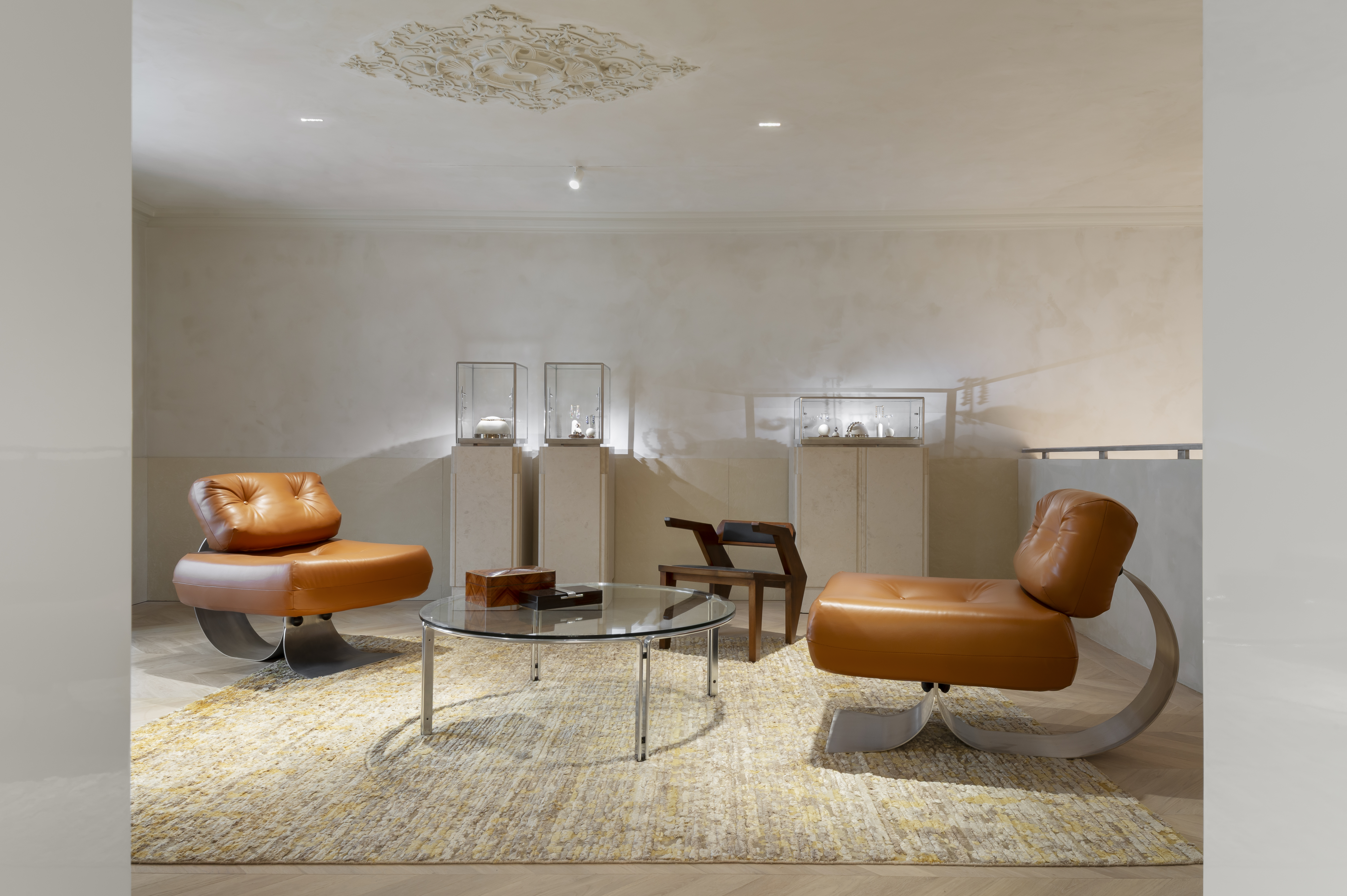 nikos koulis jewellery boutique in paris
