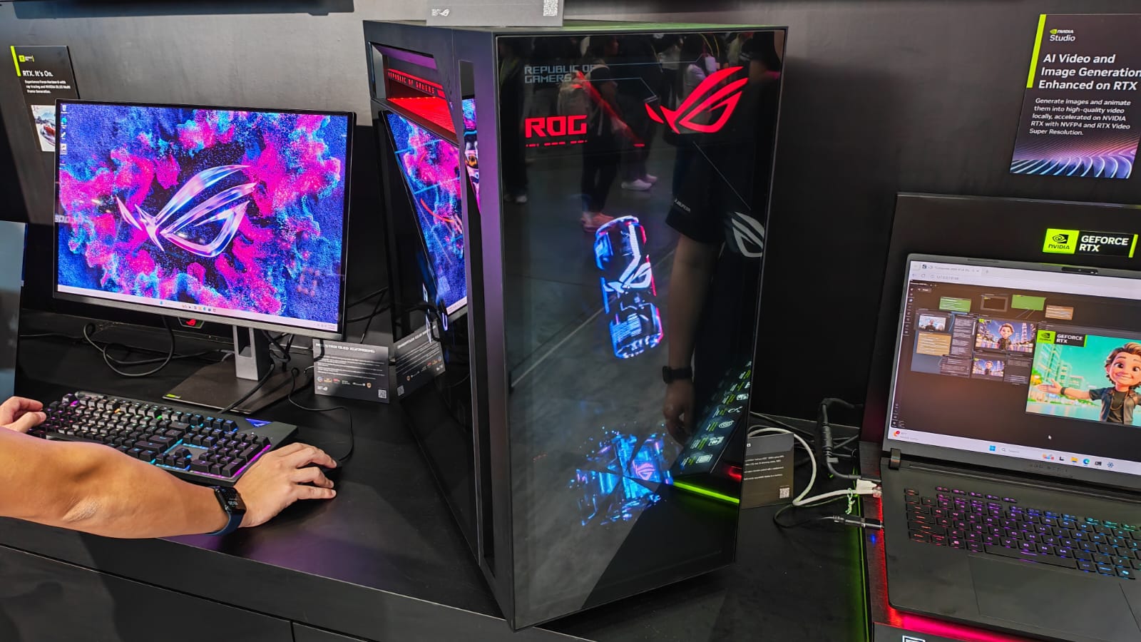 The Asus ROG G1000's holofans in motion