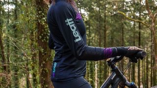 Side view of rider wearing Leatt Women’s MTB Gravity 4.0 Jersey