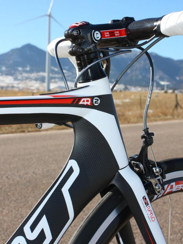 Rather than use a tapered front end, Felt opts for a straight 1 1/8" setup in order to maintain a narrower profile