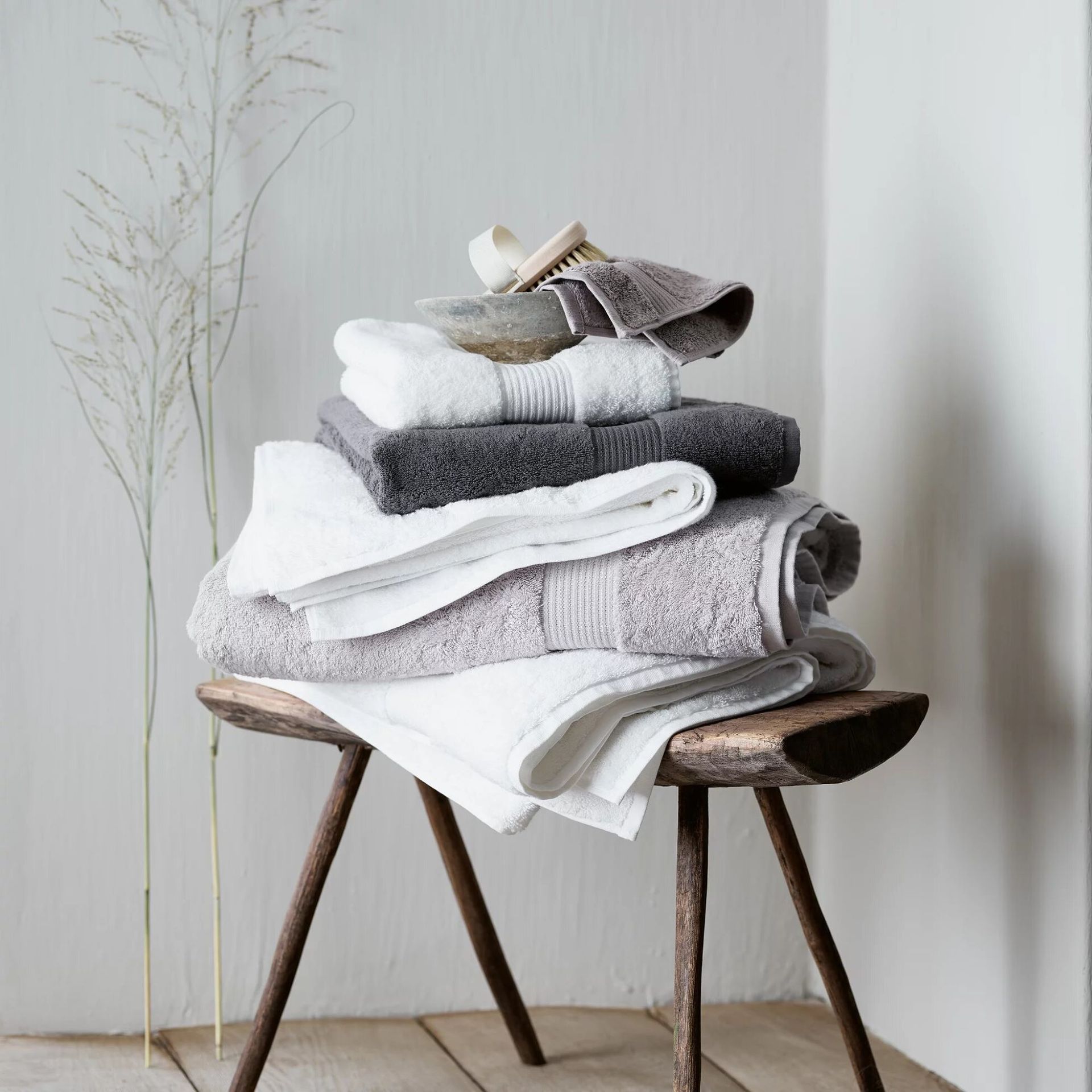 Tumpukan handuk katun Mesir dari The White Company