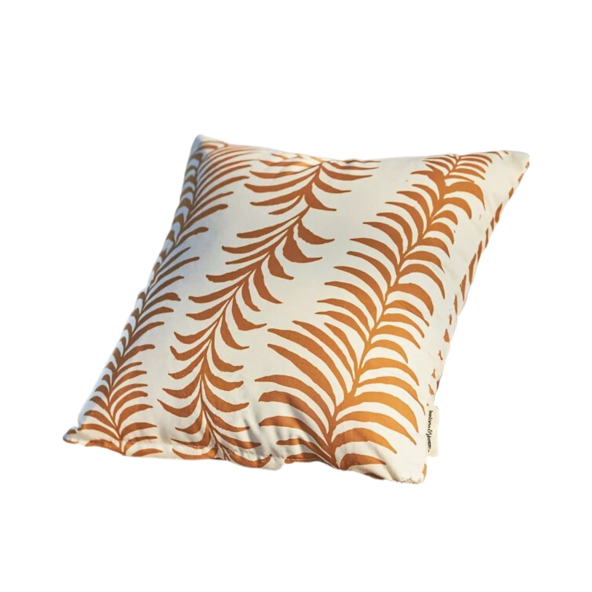 Bantal luar ruang dengan motif daun cokelat