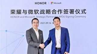 George Zhao and Hou Yang shaking hands on Honor and Microsoft partnership