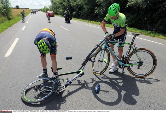 Jon Izaguirre Insausti (Movistar) finds himself left on the road after a fall