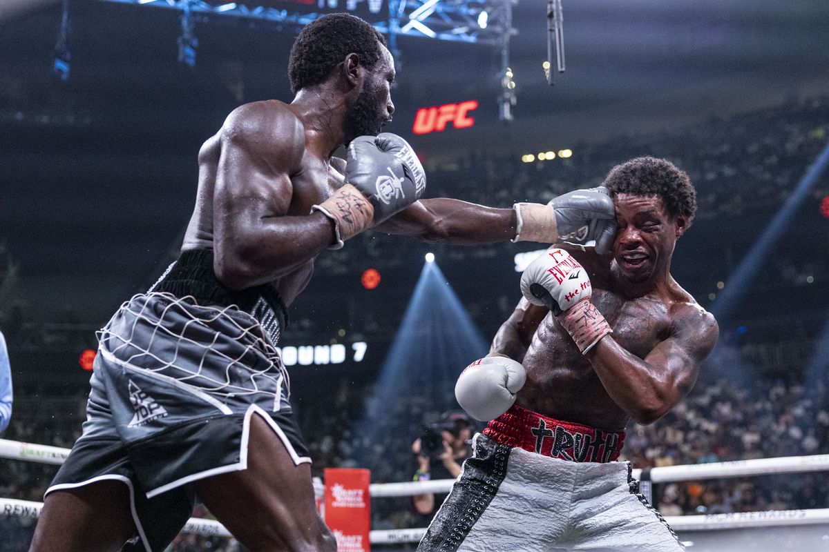 Terence Crawford (r) delivers jab to Errol Spence during their July 29 PPV boxing match 