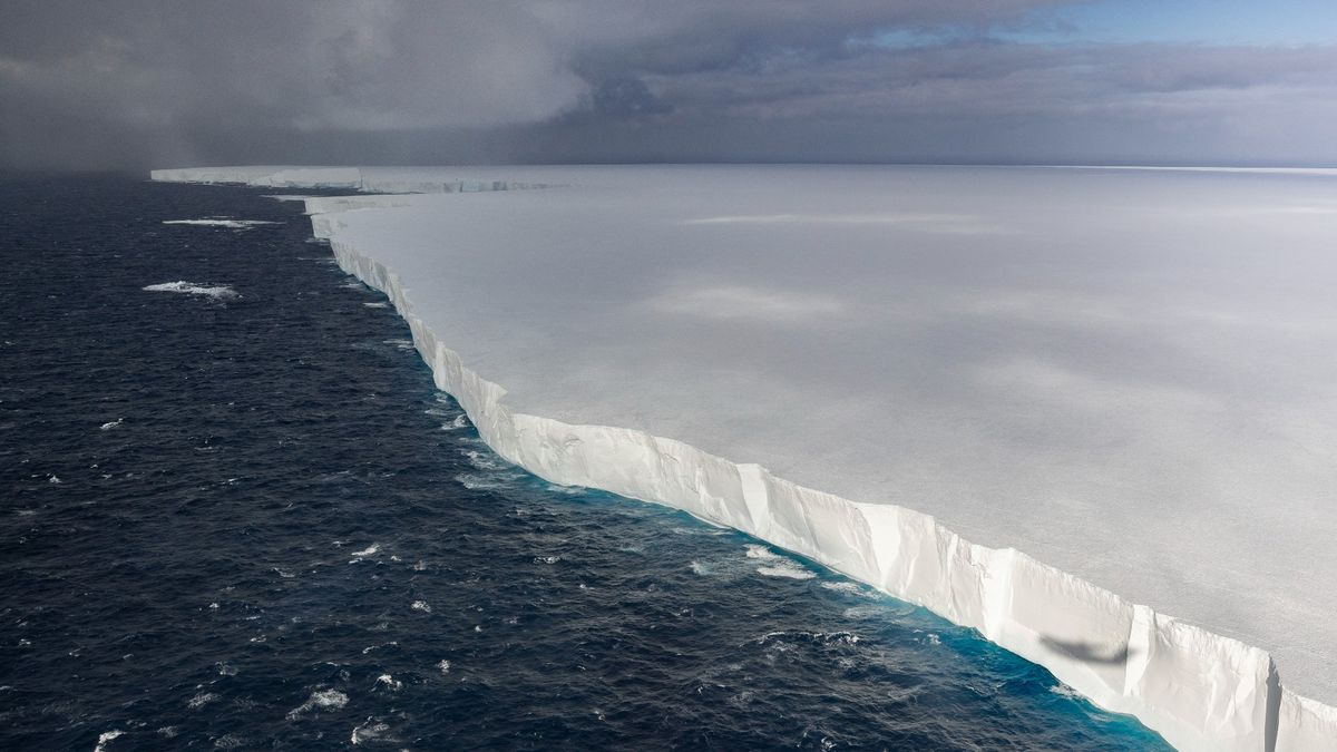 World’s Largest Trillion Tons Weighing Iceberg Is On The Verge To Collide