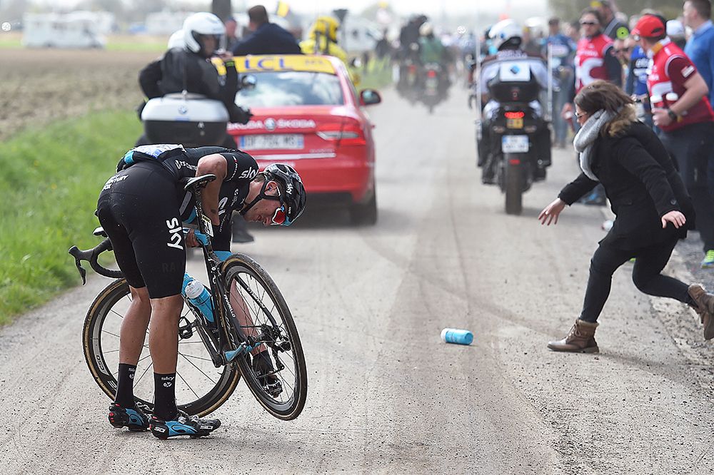 Gianni Moscon (Sky) gets his chain back on