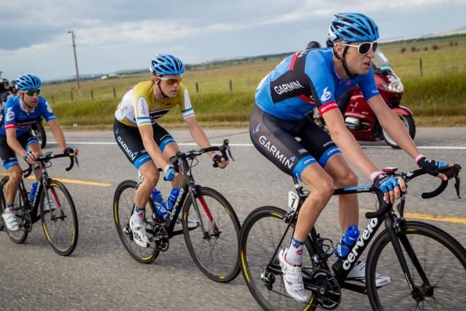 Ryder Hesjedal (Garmin-Sharp) helps bring in teammate Rohan Dennis.