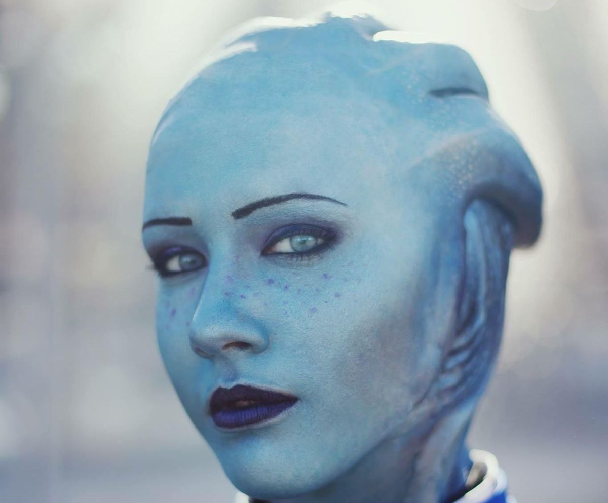 Check out this great Liara Mass Effect cosplay.