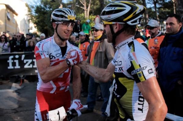 Nino Schurter and Florian Vogel (both Scott Swisspower) congratulate each other after the race.