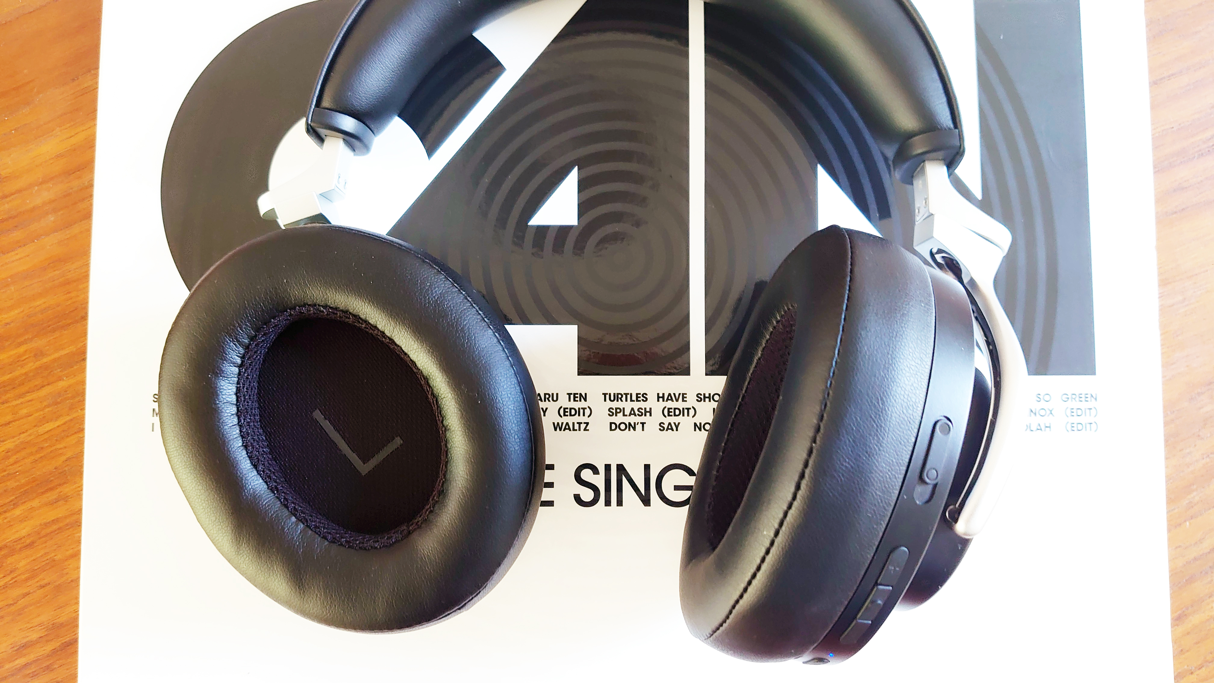 Ett par svarta Shure AONIC 50 ligger ovanpå sin tillhörande förpackning.