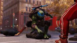Leonardo from the Teenage Mutant Ninja Turtles modded into Marvel's Spider-Man. He is crouching on a downed criminal.