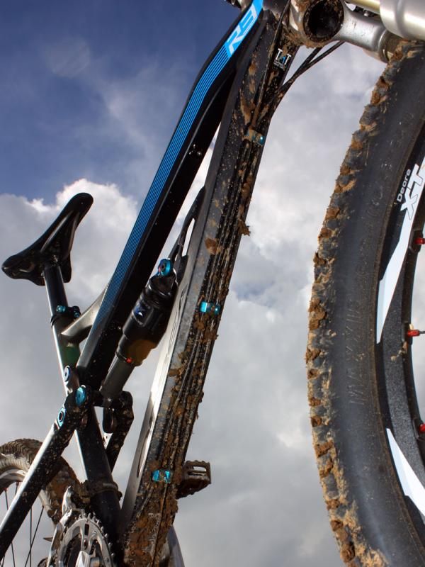 Derailleur housings and the rear brake line are all cleanly routed along the underside of the down tube.