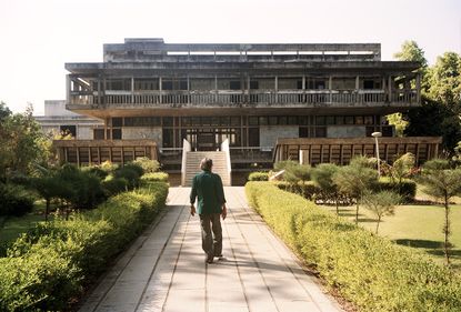 Balkrishna V Doshi outside the School of Indology library in Ahmedabad in 2011