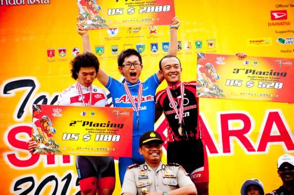 The podium of stage winners, 2nd place Hirai Eiichi (Japan National Team), the winner Nakajima Yasuharu (Aisan Racing Team), 3rd place Arin Iswana (Putra Perjuangan Bandung)