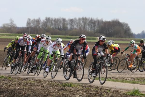 Evie Stevens and Emilia Fahlin defend Teutenberg's lead