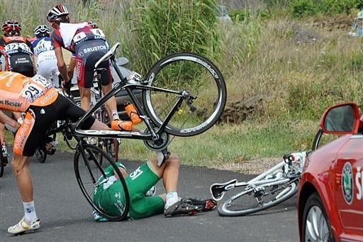 Gorka Verdugo (Euskaltel-Euskadi) collides with the fallen Jimmy Engoulvent (Cr&eacute;dit Agricole).
