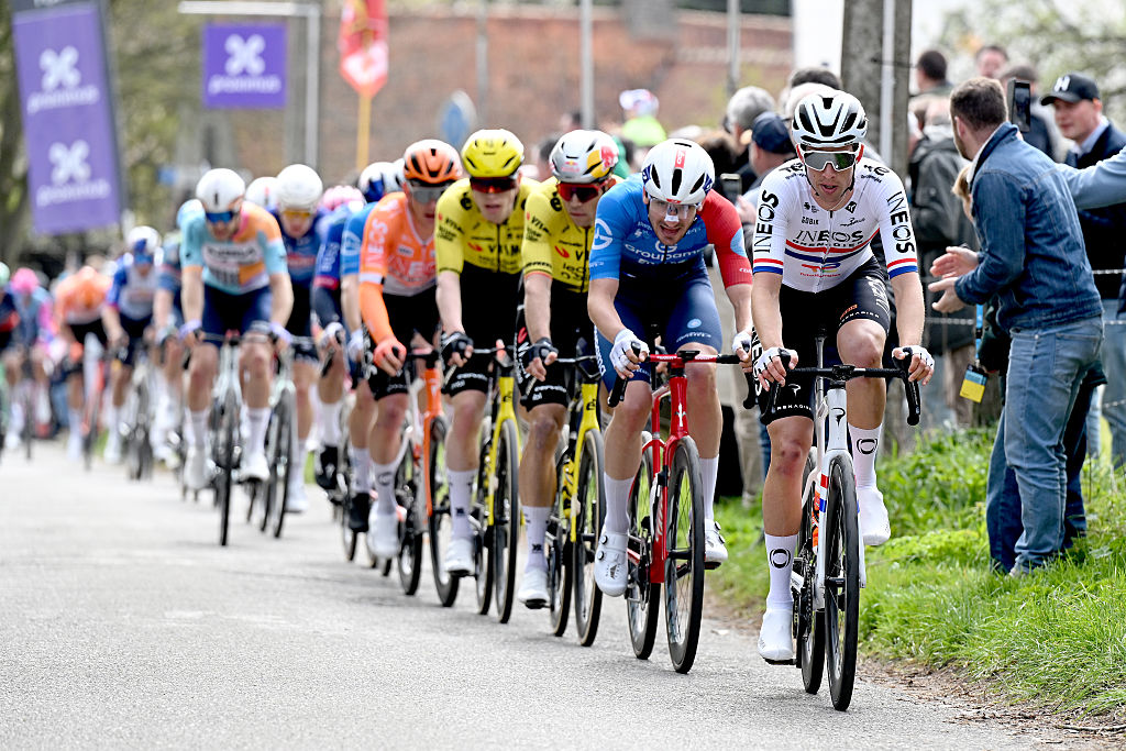 Dwars door Vlaanderen Men Live - Attacks, attacks, attacks and Wout Van Aert is off the front