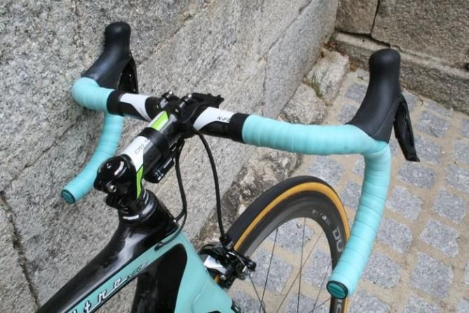 FSA provides Team Belkin with bars and stems &ndash; in this case a 110mm stem and 420mm wide bars